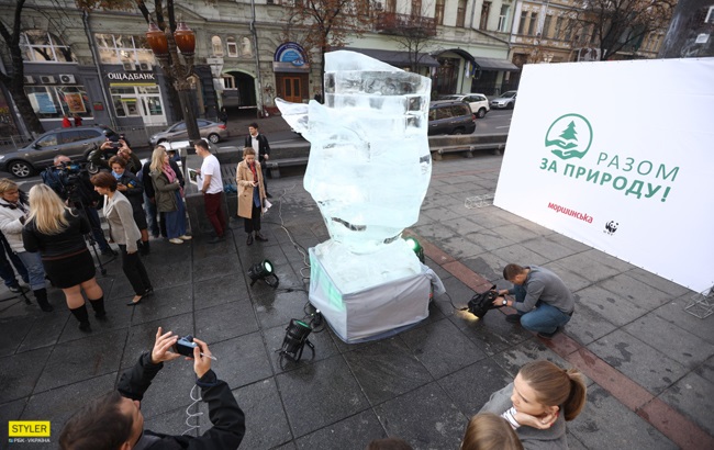 В центре Киева собралась толпа, чтобы посмотреть на странную скульптуру (фото)